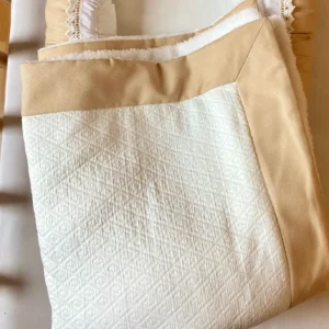 MANTITA PIQUÉ BLANCO CONTORNO TOSTADO