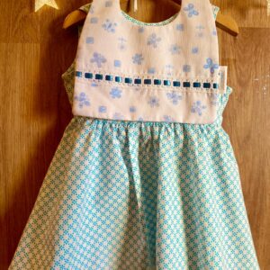 VESTIDO + BABERO BLANCO, CELESTE TALLA 9-12 MESES