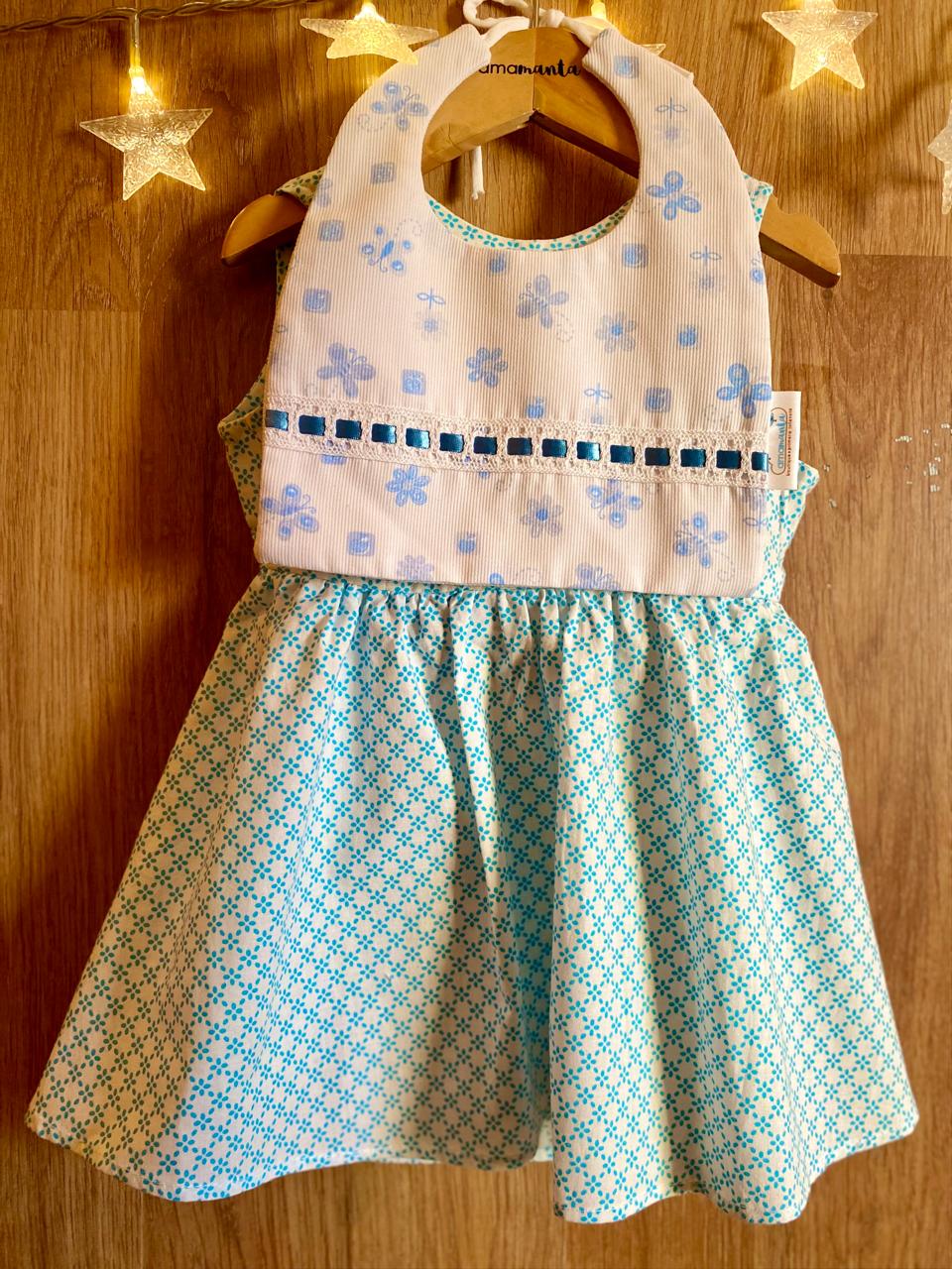 VESTIDO + BABERO BLANCO, CELESTE TALLA 9-12 MESES